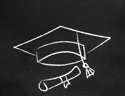 Schwarz-Weiß-Fotografie: weiße Skizze eines Abschlusshutes und eines Diploms auf schwarzem Hintergrund
