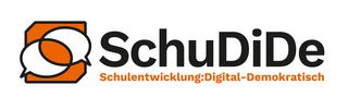 Das Bild zeigt das Logo des SchuDiDe-Projektes. Dieses besteht aus dem Text "SchuDiDe" in schwarz mit dem orangen Untertext "Schulentwicklung: Digital-Demokratisch". Neben dem Text befinden sich zwei sich überschneidende Sprechblasen vor orangenen Hintergrund.