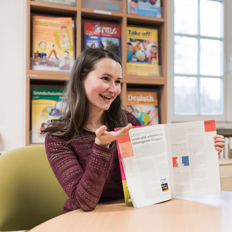 Absolventin des Masterstudiengangs Professionalisierung frühkindlicher Bildung (Foto: PfB) zur Vergrößerungsansicht des Bildes: Vivian März, Fachlehrerin an einer Berufsfachschule und Fachschule für Sozialwesen