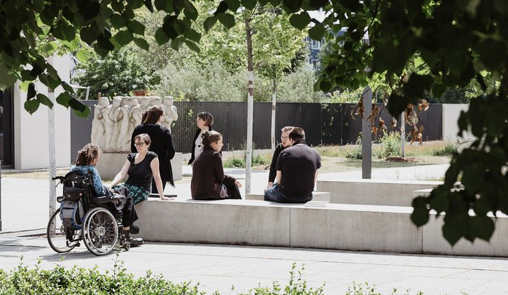 Farbfotografie des TEams im Park