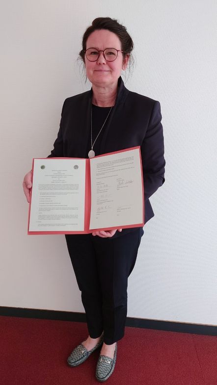 Professor Brigitte Latzko hält den Kooperationsvertrag in ihren Händen