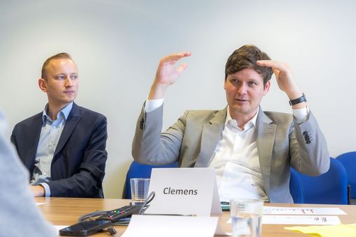 Minister Clemens gestikuliert. 