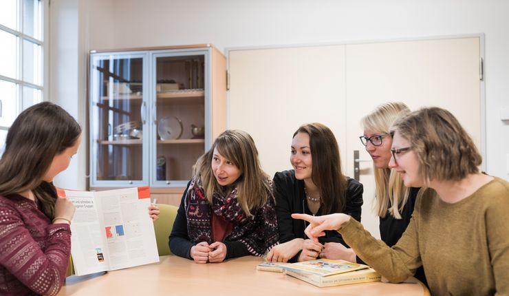 Studierende tauschen sich in der Werkstatt früher Bildung aus, Foto: PfB