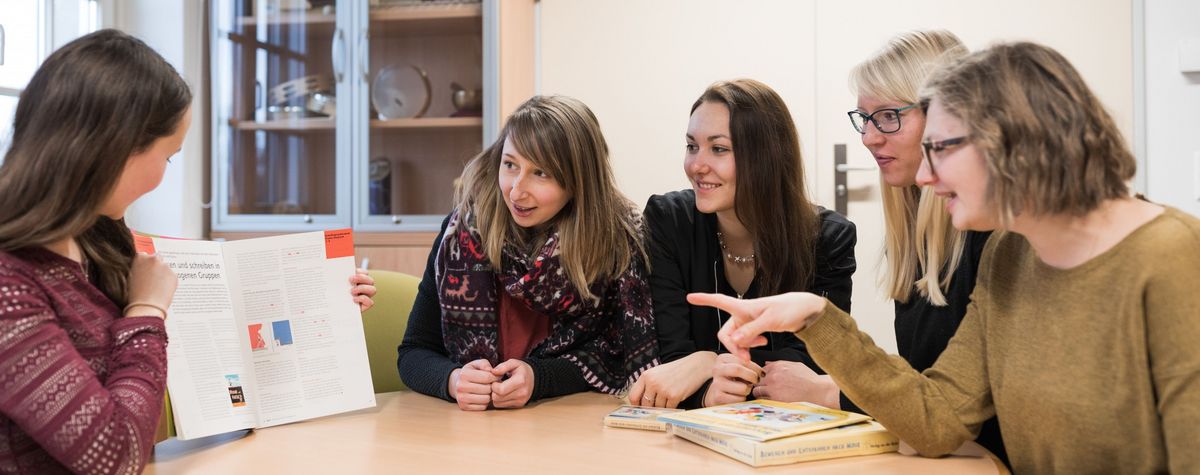 zur Vergrößerungsansicht des Bildes: Studierende tauschen sich in der Werkstatt früher Bildung aus, Foto: PfB