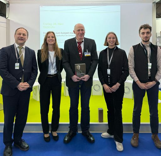 Gruppenfoto von: Prof. Dr. Jonas Flöter, Fabienne Dockendorf, Dr. Gerald Diesener, Anne-Marie Schlenzka, Moritz Höhne (v.l.n.r.)