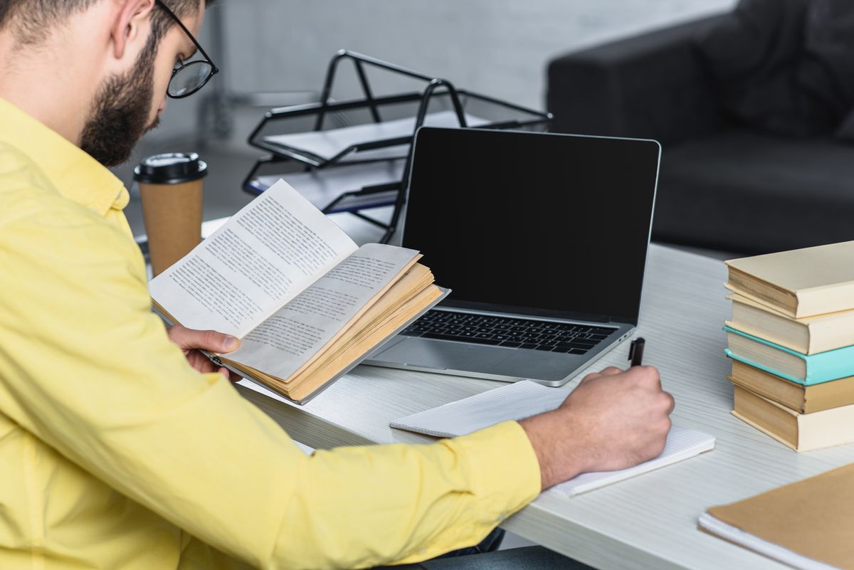 zur Vergrößerungsansicht des Bildes: Mann arbeitet am Schreibtisch