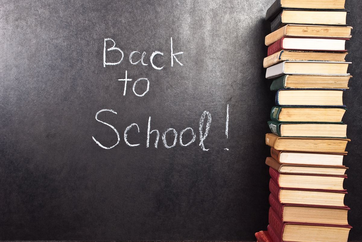 zur Vergrößerungsansicht des Bildes: Tafel mit Schriftzug "back to school"
