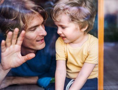 Auf diesem Foto sind ein Mann und ein Kind dargestellt. Der Mann erklärt etwas mit seinen Händen. Foto: Colourbox