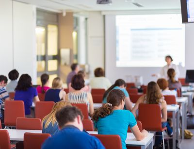 Menschen befinden sich in einem Seminar