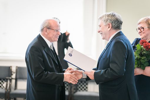 Rektor Prof. Indriķis Muižnieks gratuliert Prof. Dieter Schulz