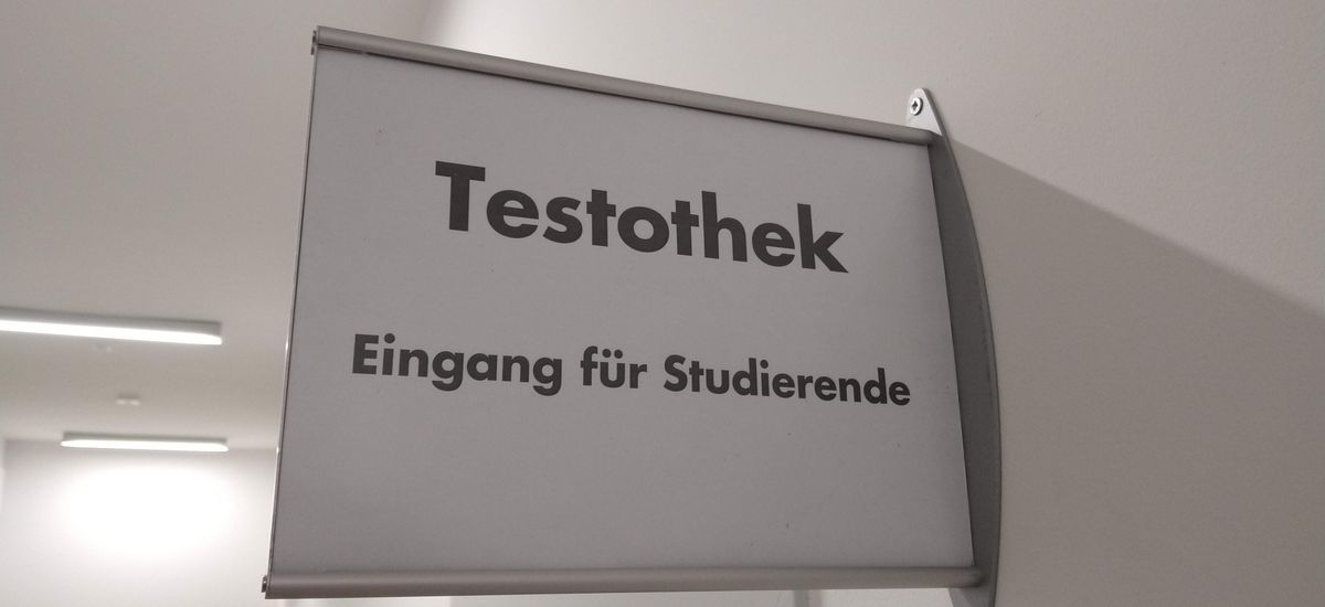 Eingangsschild der Testothek des Bildungswissenschaftlichen Instituts