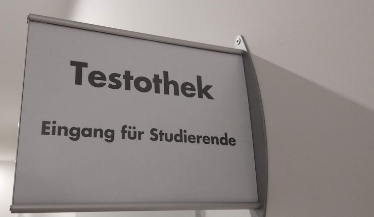 Eingang unserer Präsenztestothek