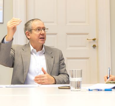 Auf dem Bild ist Prorektor Prof. Dr. Roger Gläser zu sehen.