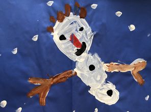 Henrike, 5 Jahre, malte mit Wasserfarbe einen weißen Schneemann auf dunklem Grund.
