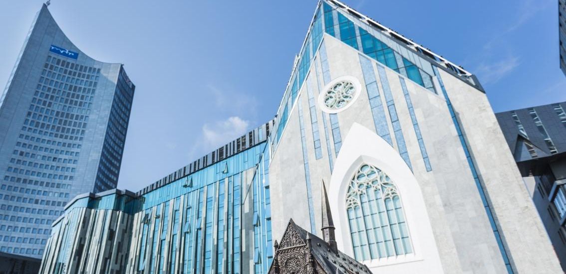 Foto: Blick auf das Paulinum und das Neue Augusteum mit dem Bronzemodell der alten Paulinerkirche im Vordergrund