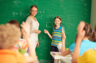 Lehrerin mit Kindern