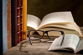 Reading glasses with books on the table, Foto: aaron007 / Colourbox