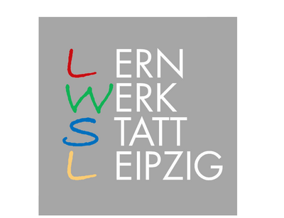 Vierzeiliger Schriftzug "Lern-Werk-Statt-Leipzig " auf grauem Grund. Die vier Anfangsbuchstaben sind bunt gestaltet.