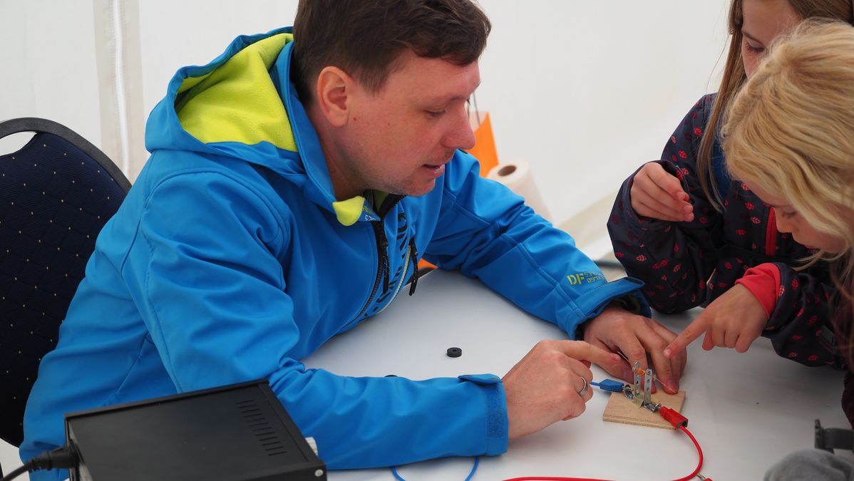 zur Vergrößerungsansicht des Bildes: Experimentieren im Park Foto: Karl Wollmann