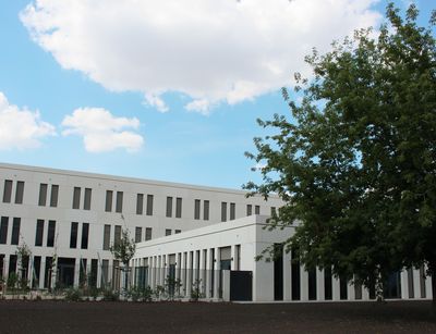 Farbfotografie eines Gebäudes in Frontalansicht