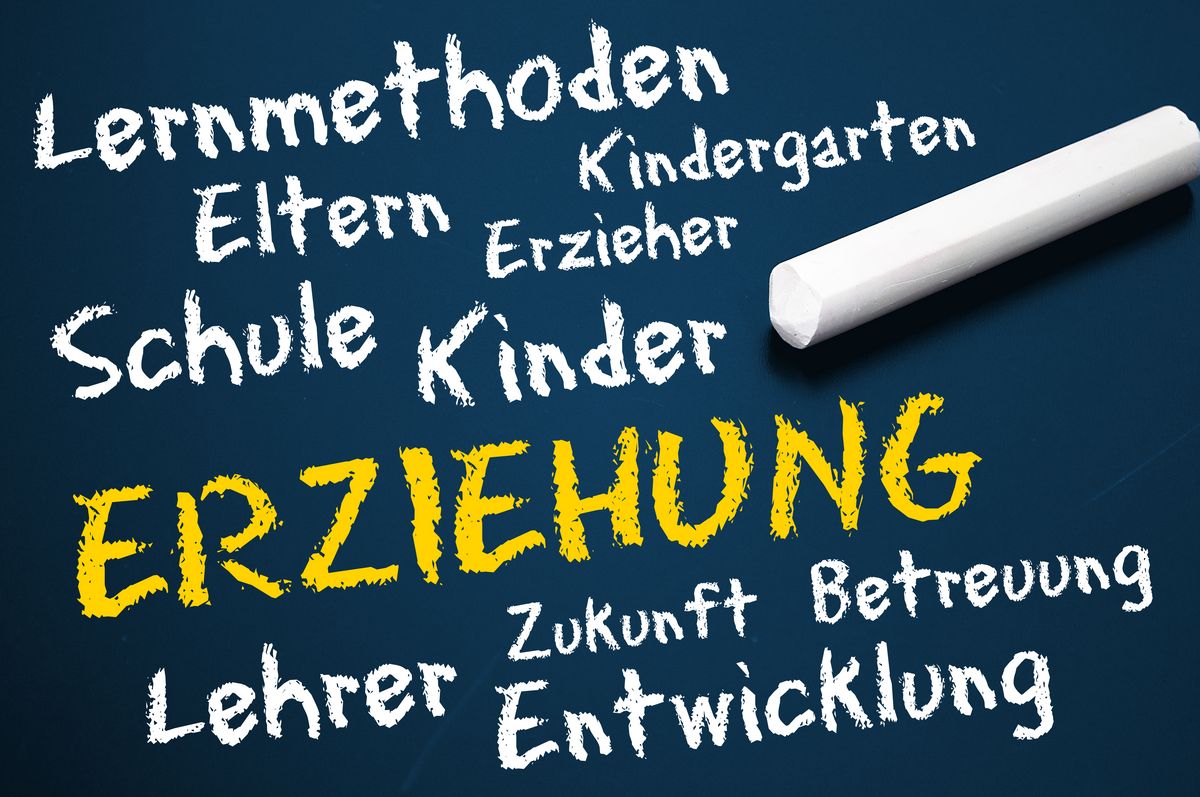 zur Vergrößerungsansicht des Bildes: Kreidetafel mit vielen unterschiedlichen Wörtern des Bereichs Schule und Lernen.