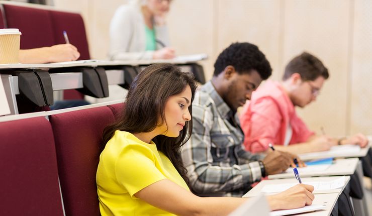 Studierende sitzen in einem Hörsaal.