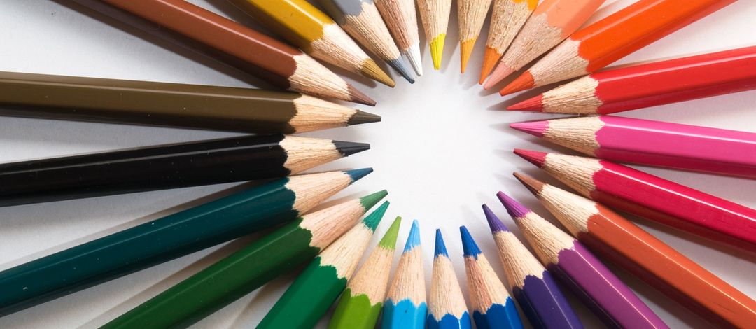 Viele bunte Stifte im Kreis angeordnet. Foto: Colourbox