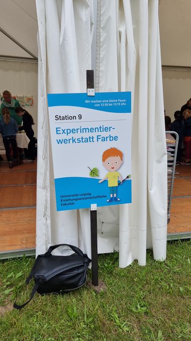 zur Vergrößerungsansicht des Bildes: Stationsschild Experimetieren im Park, Foto: Jörg Mathiszik