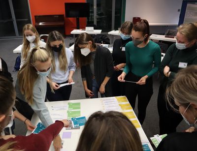 Studierende des Master BuK bei der Studienplanung 