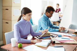 Studierende lernen am Schreibtisch