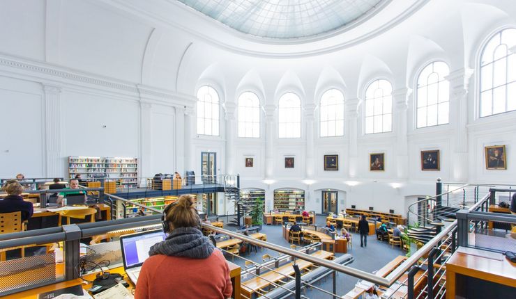 Foto: Studierende arbeiten im großen Lesesaal der Bibliotheca Albertina