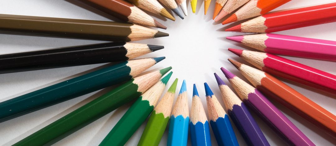 Viele bunte Stifte im Kreis angeordnet. Foto: Colourbox