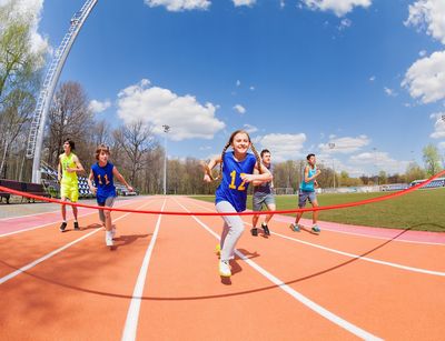 Kinder sprinten auf einer Laufbahn