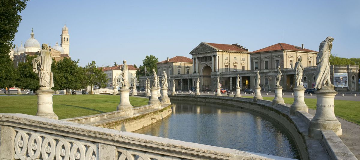 zur Vergrößerungsansicht des Bildes: Eines der bekanntesten Symbole der italienischen Stadt Padova / Padua ist der Prato della Valle. 