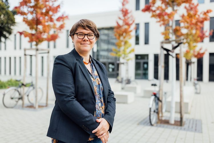 Professorin Conny Melzer vor dem Bildungswissenschaftlichen Zentrum der Uni Leipzig