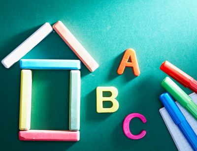 Close-up of chalk house, letters and highlighters on blackboard, Foto: Pressmaster / Colourbox