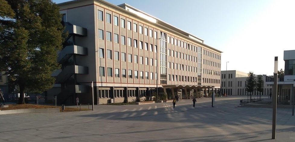 Farbige Fotografie eines Gebäudes in Frontalansicht