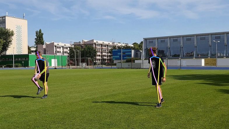 Zu sehen ist ein Foto von Athleten im Training, auf die farblich die ergonomischen Strukturen gekennzeichnet sind.