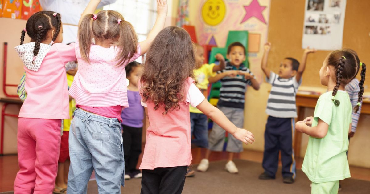 zur Vergrößerungsansicht des Bildes: Kinder in einem Kreis in der Kita, die tanzen
