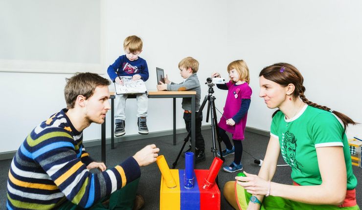 Zwei Erwachsene und zwei Kinder spielen im Leipziger Forschungszentrum für frühkindliche Entwicklung 