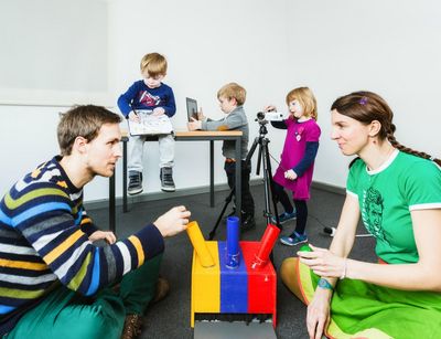Zwei Erwachsene und zwei Kinder spielen im Leipziger Forschungszentrum für frühkindliche Entwicklung 