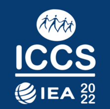 Farbfotografie: weißes Logo und weißer Schriftzug 'ICCS IEA 2022' auf blauem Hintergrund 