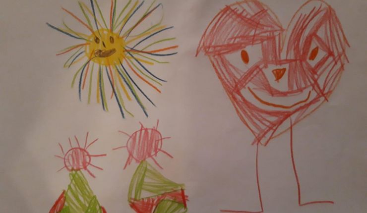 Philine, 5 Jahre, malte mit Buntstiften ein Herz mit Beinen, eine Sonne und zwei Weihnachtsbäume.