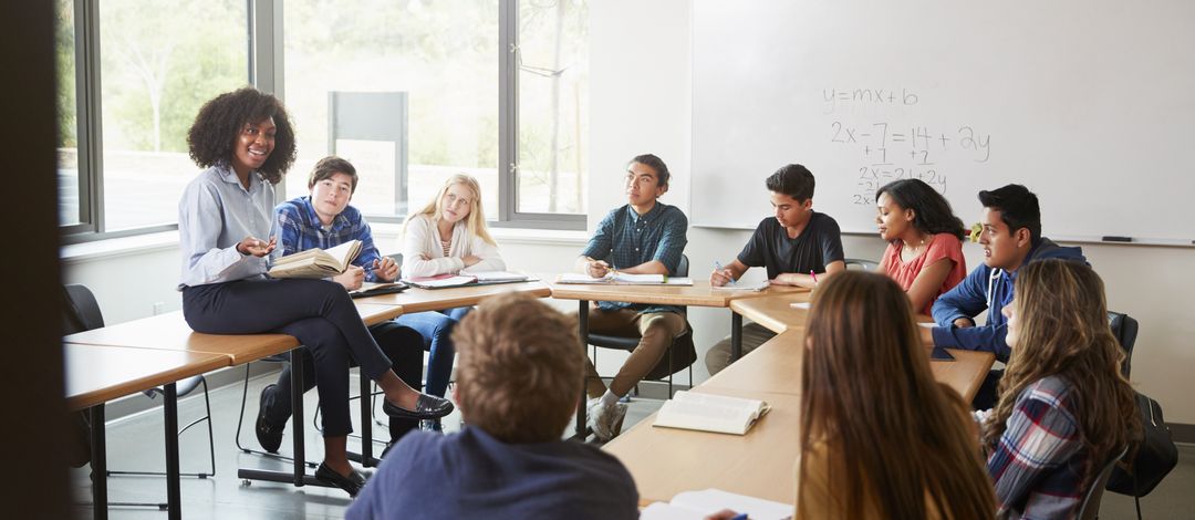 Lehrerin und SchülerInnen im Unterricht