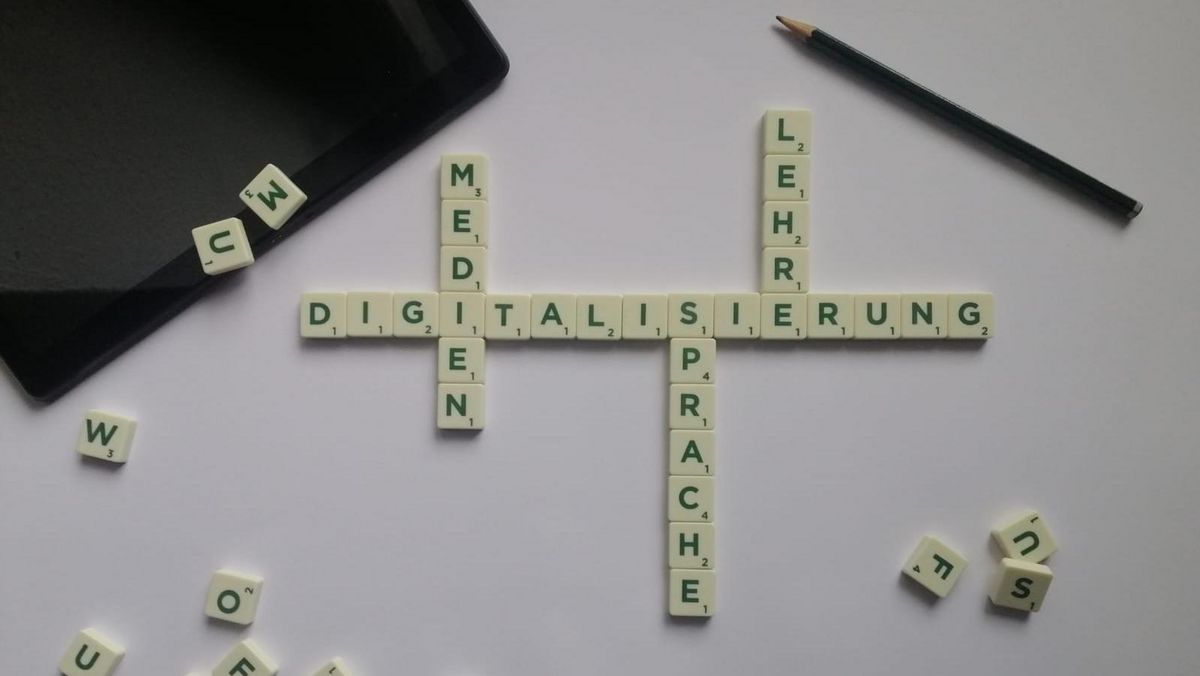 zur Vergrößerungsansicht des Bildes: Mit Scrabblebuchstaben sind die Worte Digitalisierung, Sprache, Medien und Lehre gelegt