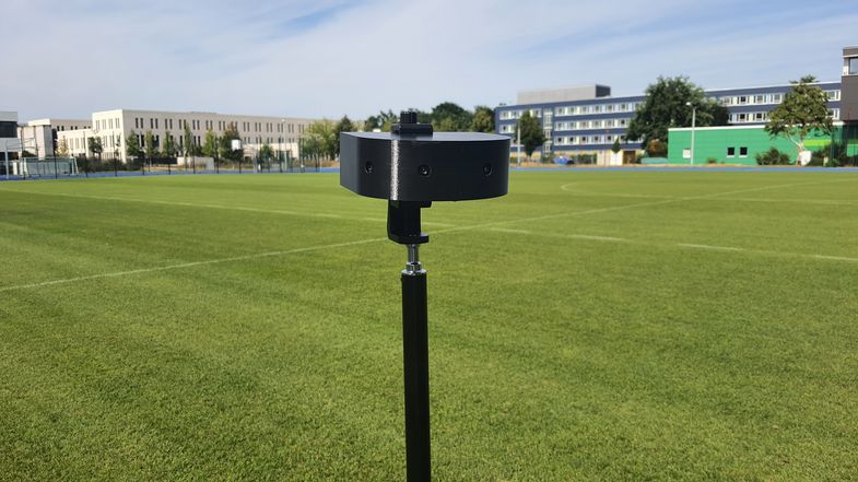 Eine einzige Kamera mit vier Linsen filmt das Training bzw. das Spiel. Die davon ausgehenden Daten werden in Echtzeit an eine Cloud gesendet und verarbeitet