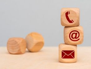 Würfel mit Kontaktsymbolen (Telefon, E-Mail, Post)