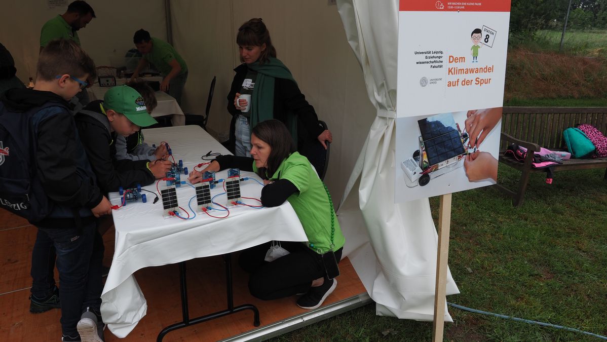 zur Vergrößerungsansicht des Bildes: Experimentieren im Park Foto: Karl Wollmann