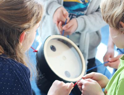 Farbfotografie von spielenden Kindern