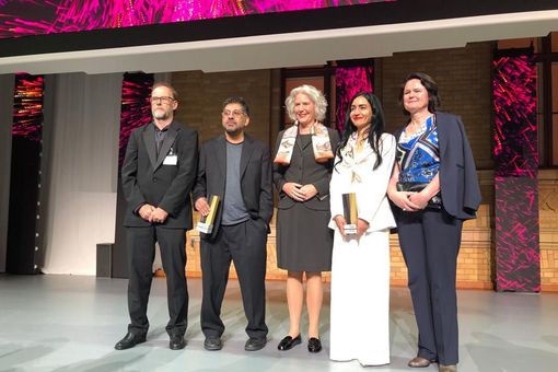 Zu sehen sind: Prof. Dr. Bernd Kirchheim, Dekan der Fakultät für Mathematik und Informatik; Preisträger Prof. Dr. Sayan Mukherjee; Prof. Dr. Eva Inés Obergfell, Rektorin der Universität Leipzig; Preisträgerin Prof. Dr. Tina Malti; Prof. Dr. Brigitte Latzko, Dekanin der Erziehungswissenschaftlichen Fakultät. 